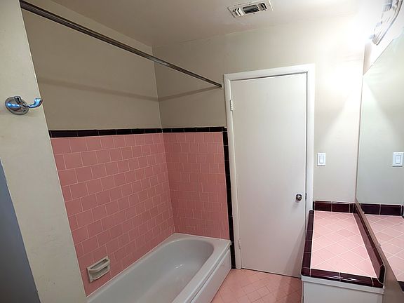 Bathroom tub