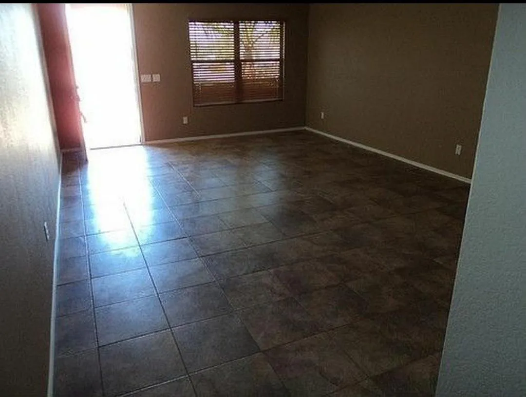 4 bed, 1952 sqft, $2,100 — Photo 2