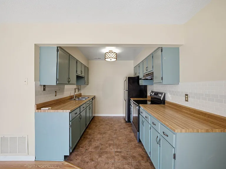 102 Tyburn Ct — Photo 9