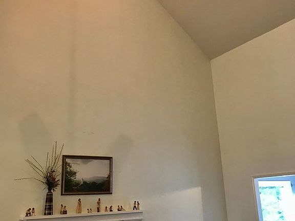 4th image of 2141 Hawthorne Ln
