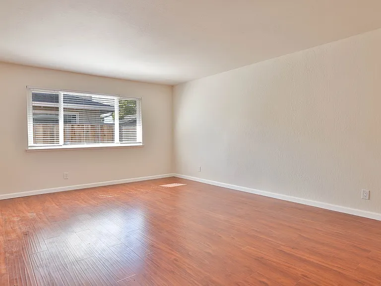 1329 Essex Way — Photo 6