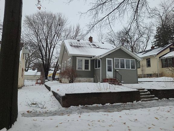 3rd image of 1885 Hawthorne Ave E
