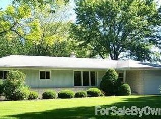 912 W Zedler Ln, Mequon, WI 53092
