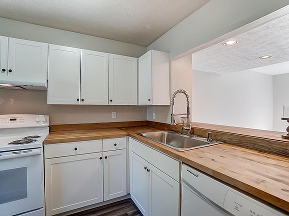 5th image of 490 E Foxtrail Cres