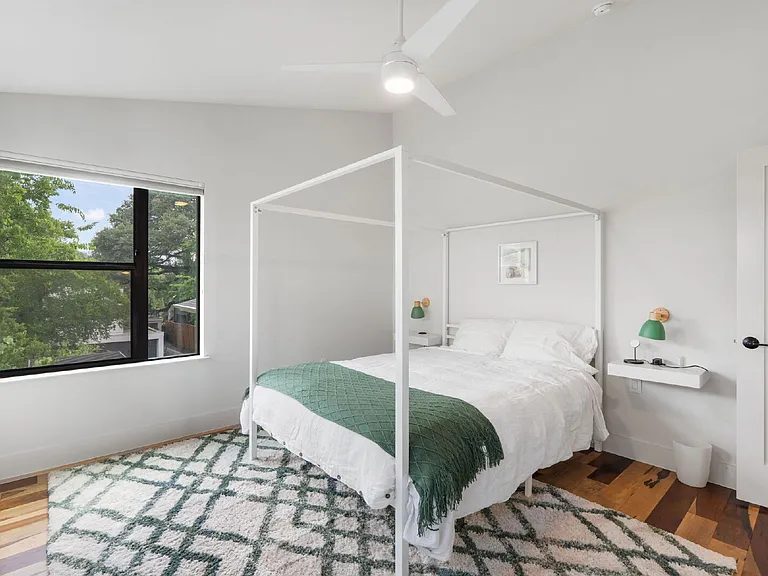 1102 W Monroe St — Photo 34