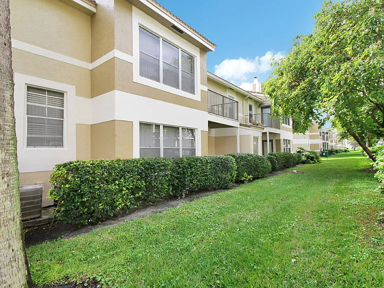 IMT BelaSera at Forest Hills — Photo 30