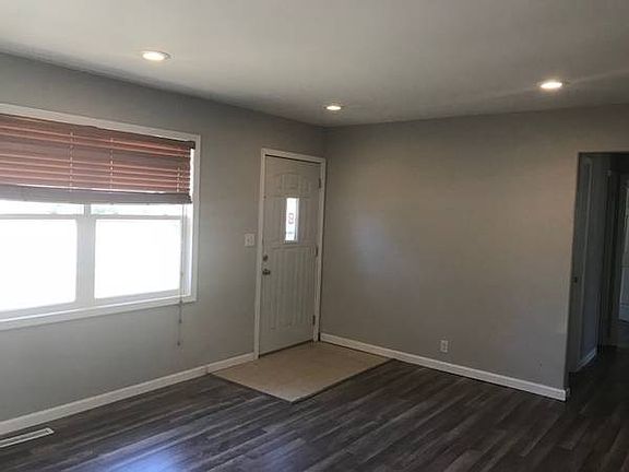 3rd image of 120 Lamora Ave