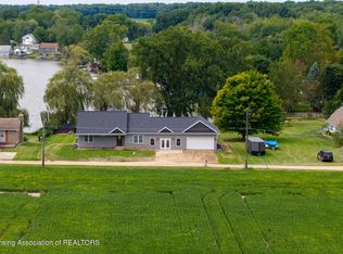 8616 Lake Dr, Springport, MI 49284