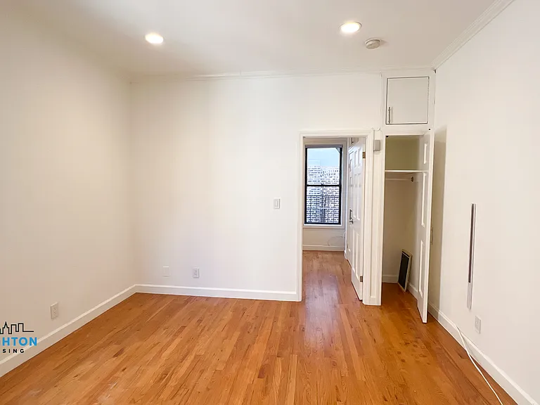 110 9th Ave #5C — Photo 2