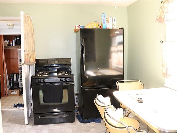 4th image of 10 Brookhaven Dr