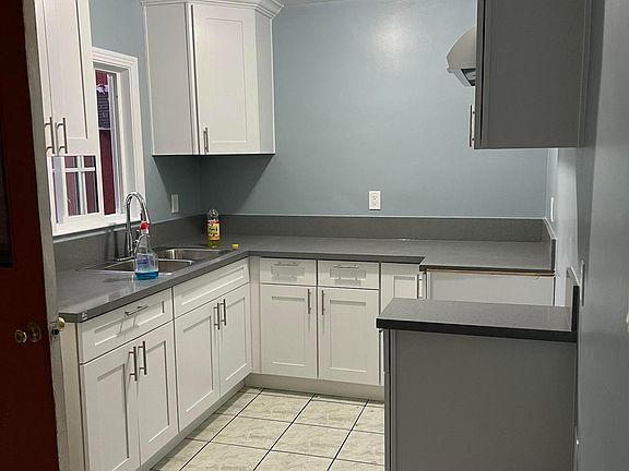 2nd image of 2732 Willow Pl #C