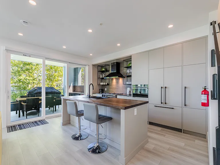 Landry Cres — Photo 29