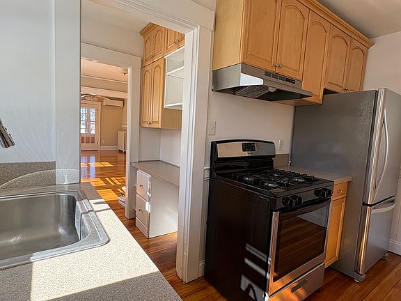 4th image of 10 Oakland St