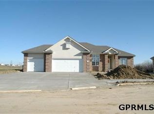 11605 Eastlake Cres, Papillion, NE 68133