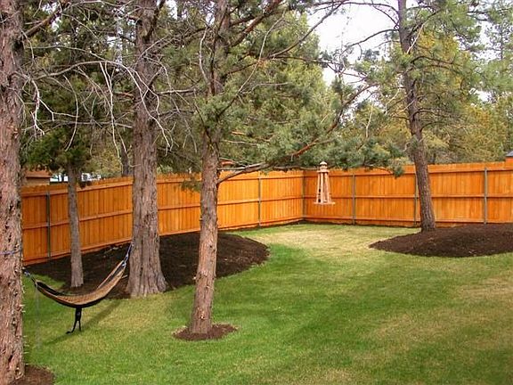 Private backyard, park-like setting!!