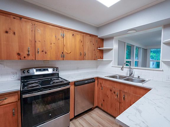 3rd image of 715 Camilla Dr