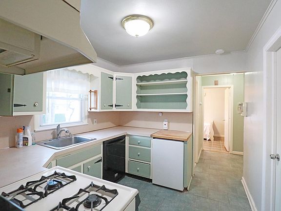 5th image of 35 Forest Ave