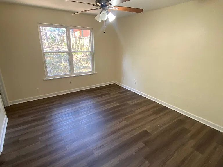 1064 Longstreet Dr — Photo 3