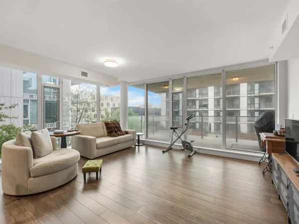 560 S 6th Ave SE #301, Calgary, AB T2G 1K7