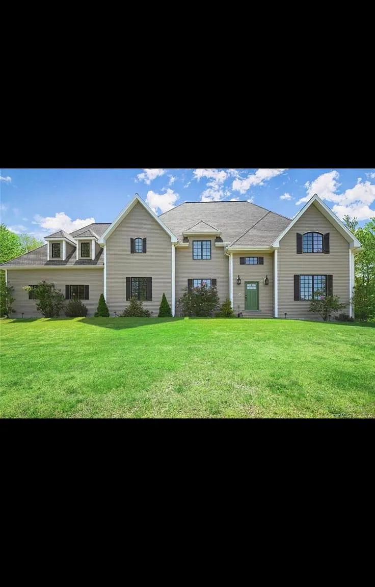 4 bed, 4352 sqft, $6,000 — Photo 1