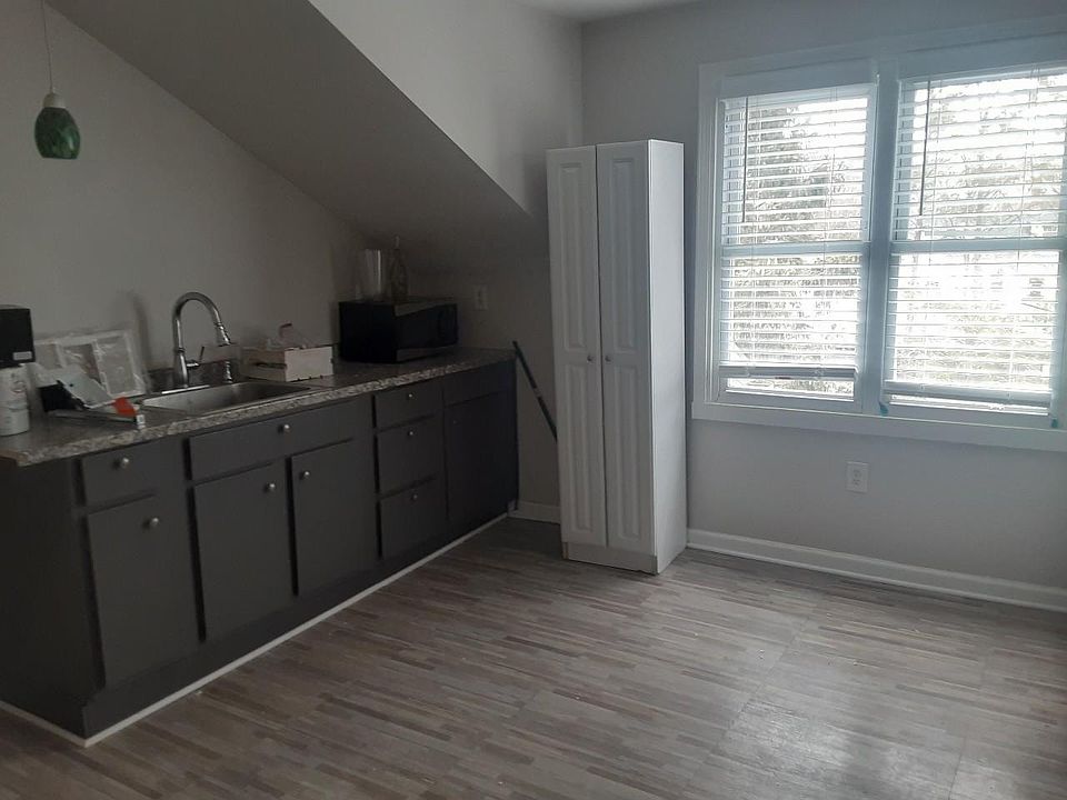 2nd image of 121 John St