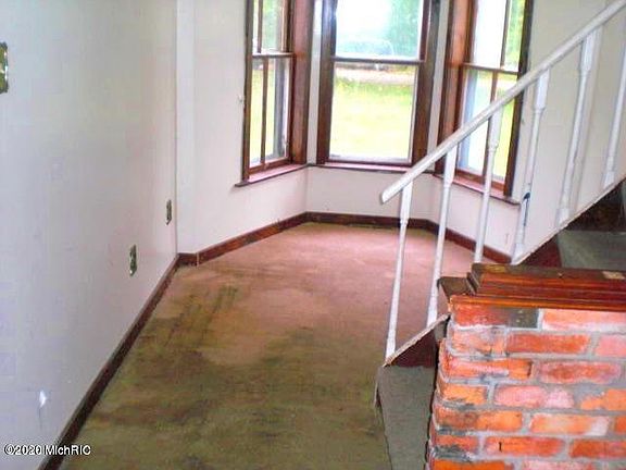 5th image of 1082 E James St
