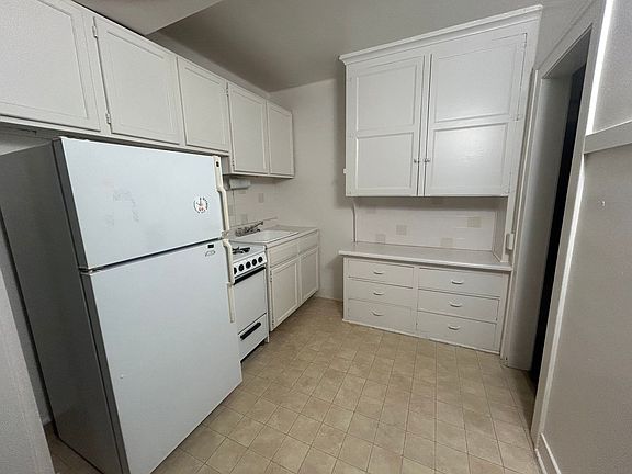 4th image of 913 E Kilbourn Ave APT 25