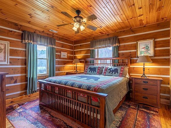 UPSTAIRS BR WITH KING