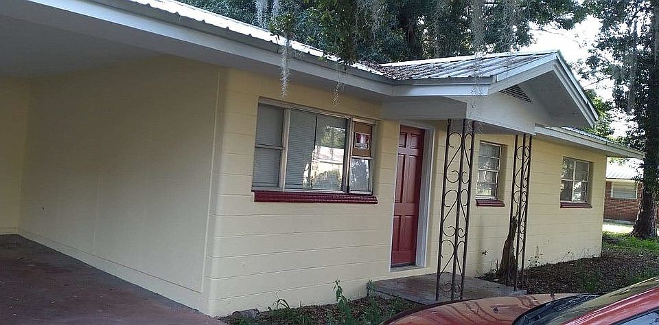 1st image of 320 SE Craig Ave