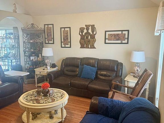 4th image of 2507 Grandora Dr