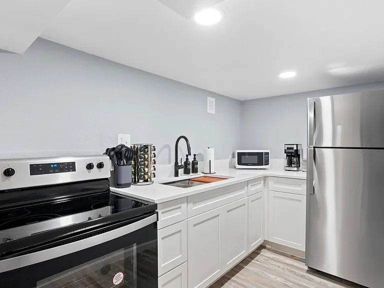 135 S Hooker St — Photo 10