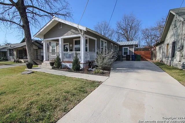 711 W Lullwood Ave — Photo 2