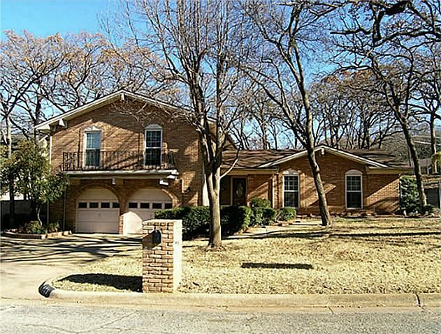 1st image of 901 Live Oak Ln