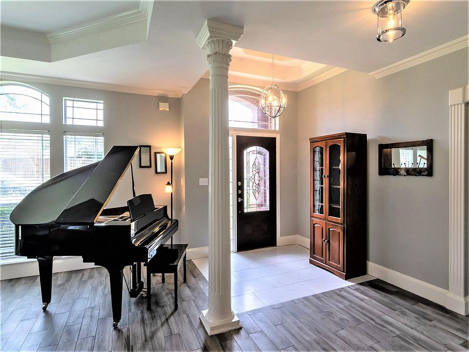 4224 Peggy Lane Foyer & Living Room_1