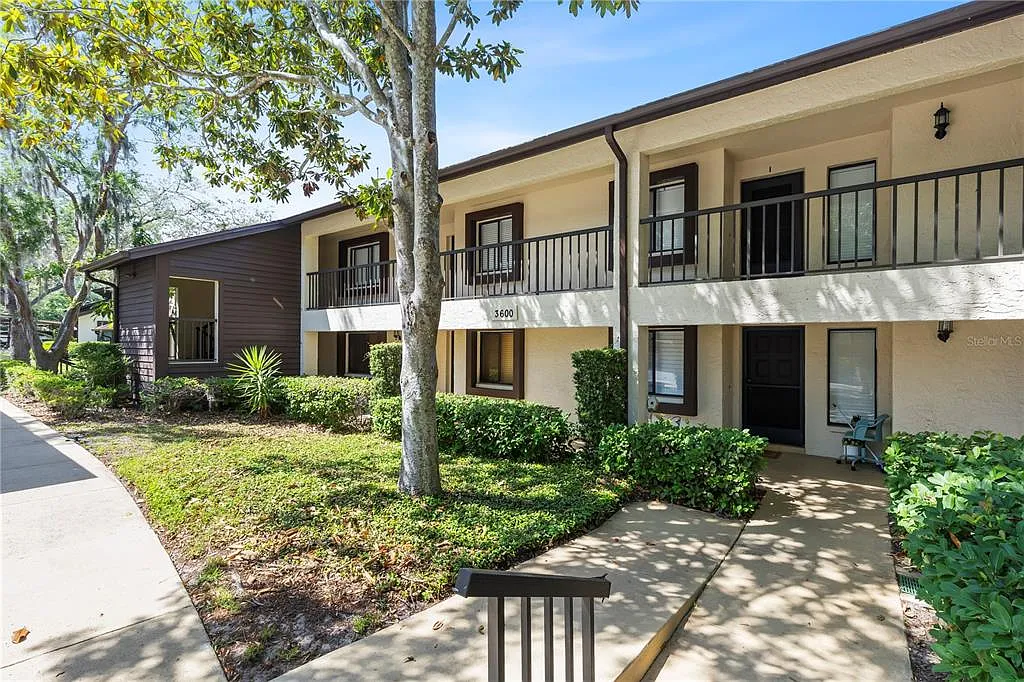 2 bed, 2.0 bath, 1090 sqft, $1,900 — Photo 2