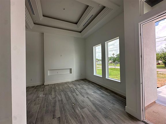 2nd image of 805 Lewis St