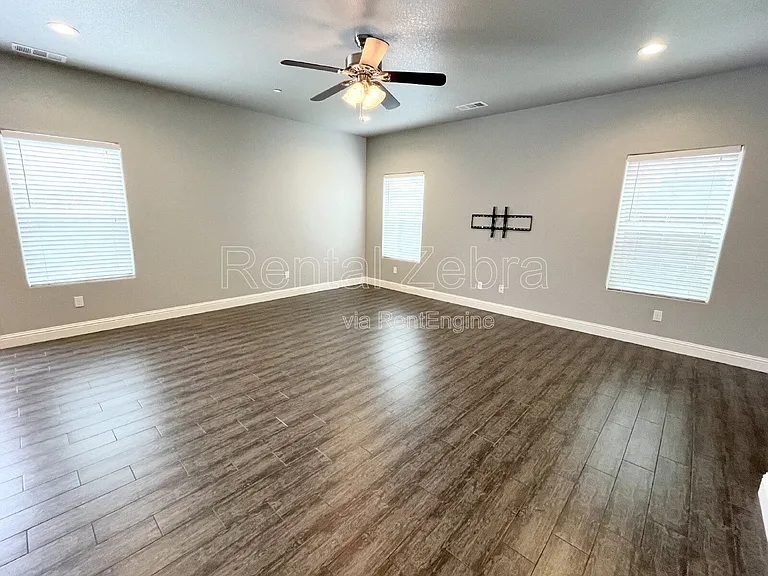 552 Granada Ct — Photo 9