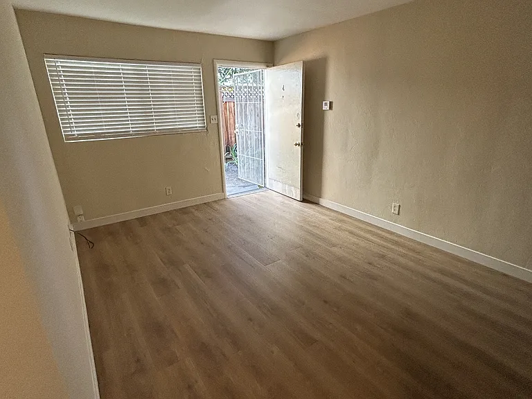 1932 Davis St #4 — Photo 2