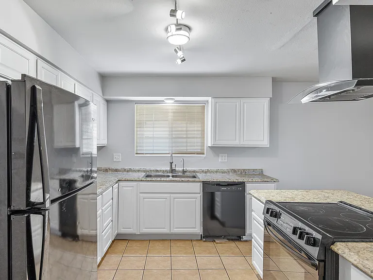 3702 W Tuckey Ln — Photo 8