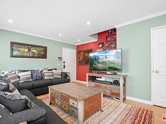 3rd image of 11127 La Maida St Unit 15