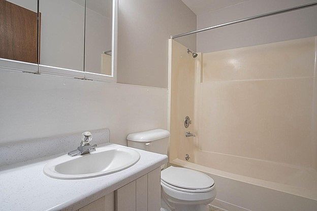 1st image of 315 E Oak St #2