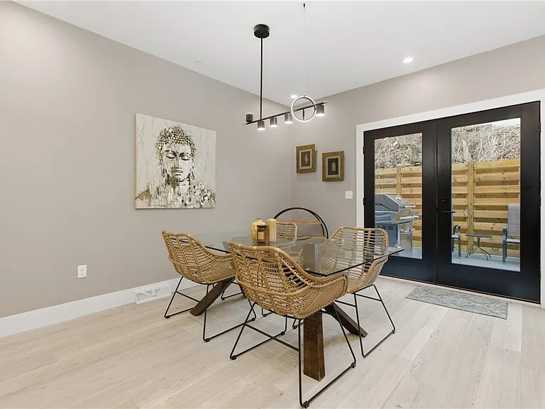 240 E Jefferson St — Photo 22