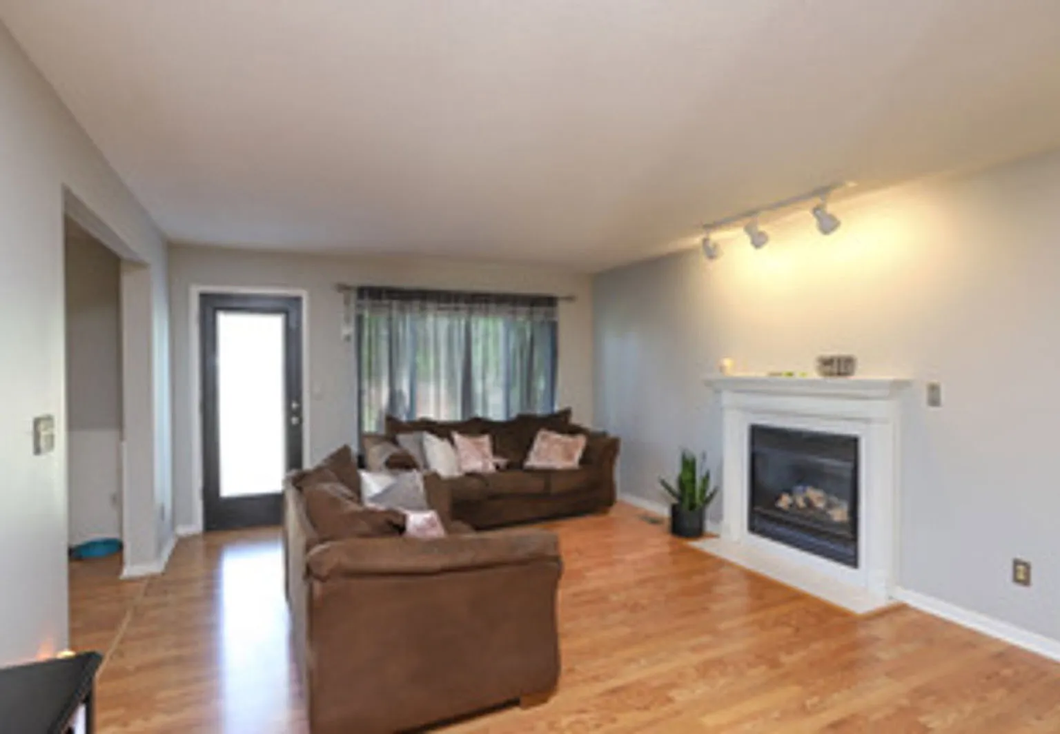 3 bed, 2.5 bath, 1895 sqft, $2,300 — Photo 4