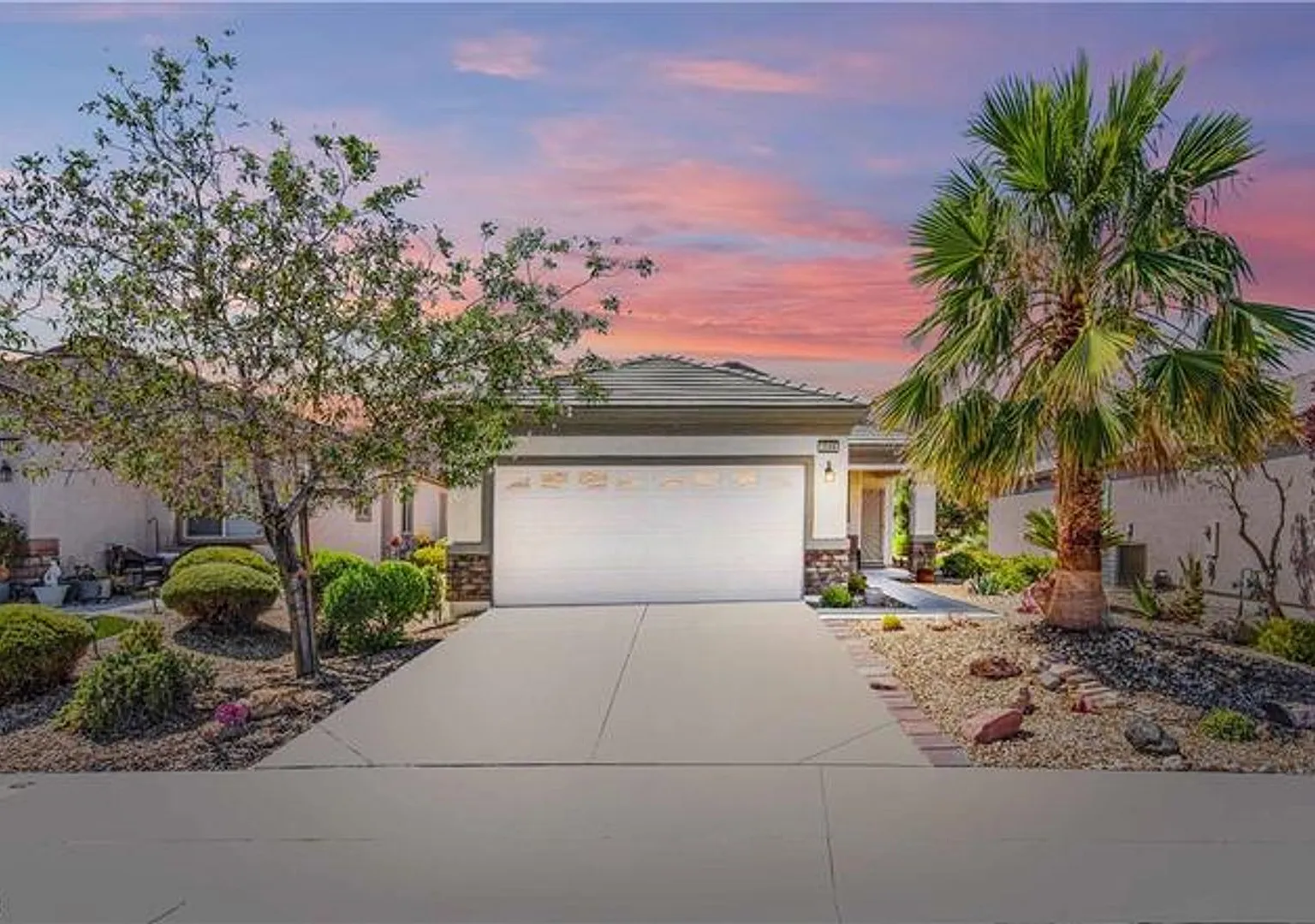 Gorgeous 2Bdrm 2 bath home in Sun City Anthem — Photo 2