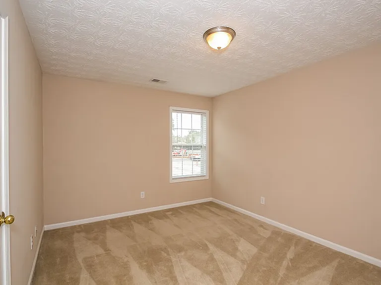 1000 Maple Leaf Dr — Photo 13