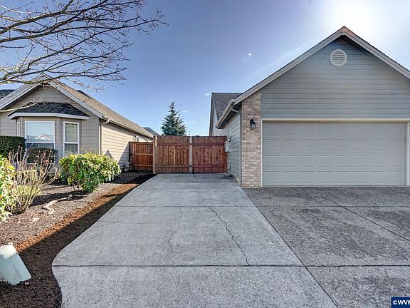 4th image of 754 Pinehurst Ave NE