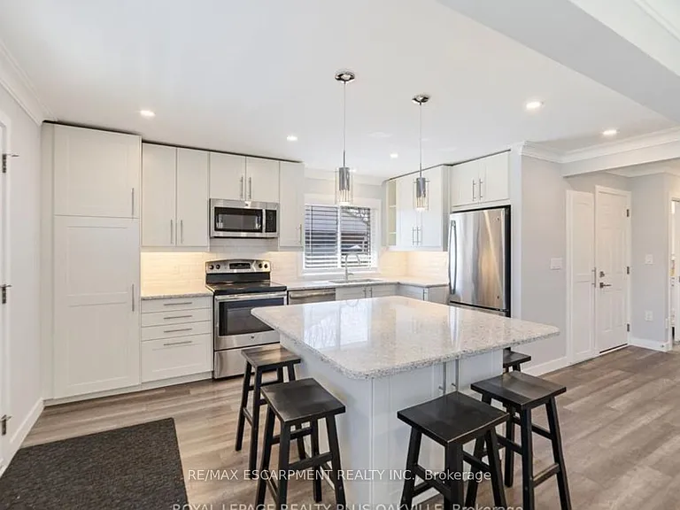 1266 Royal Dr W #UPPER — Photo 1