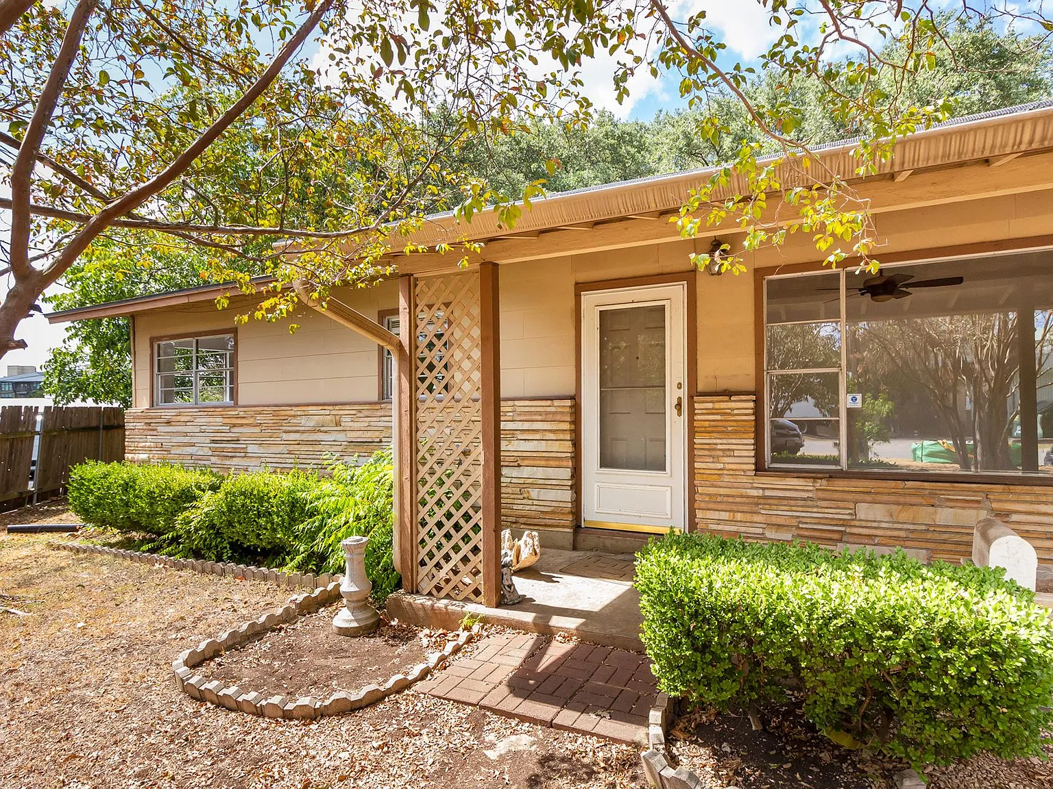 3 bed, 1.5 bath, 1760 sqft, $2,200 — Photo 1