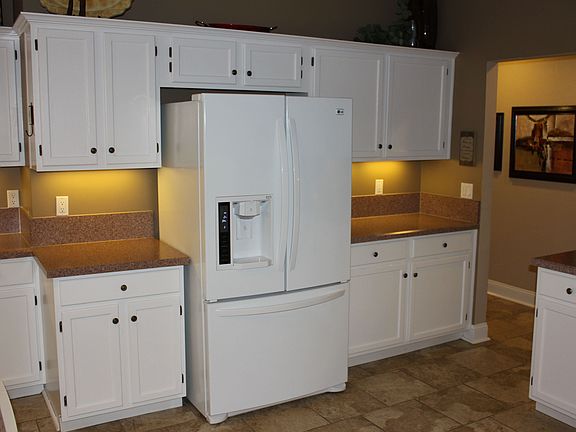 Under cabinet lighting in kitchen