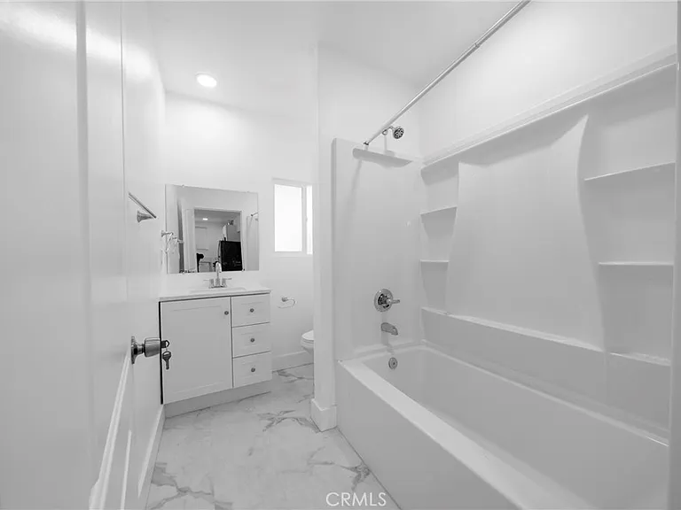 1438 N Summit Ave — Photo 6